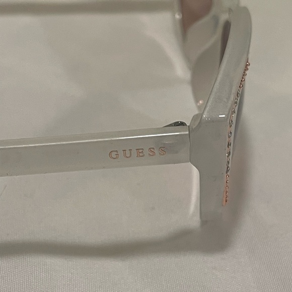 NWOT Guess White Sunglasses with gold Details , cleaning cloth and case - Picture 5 of 8